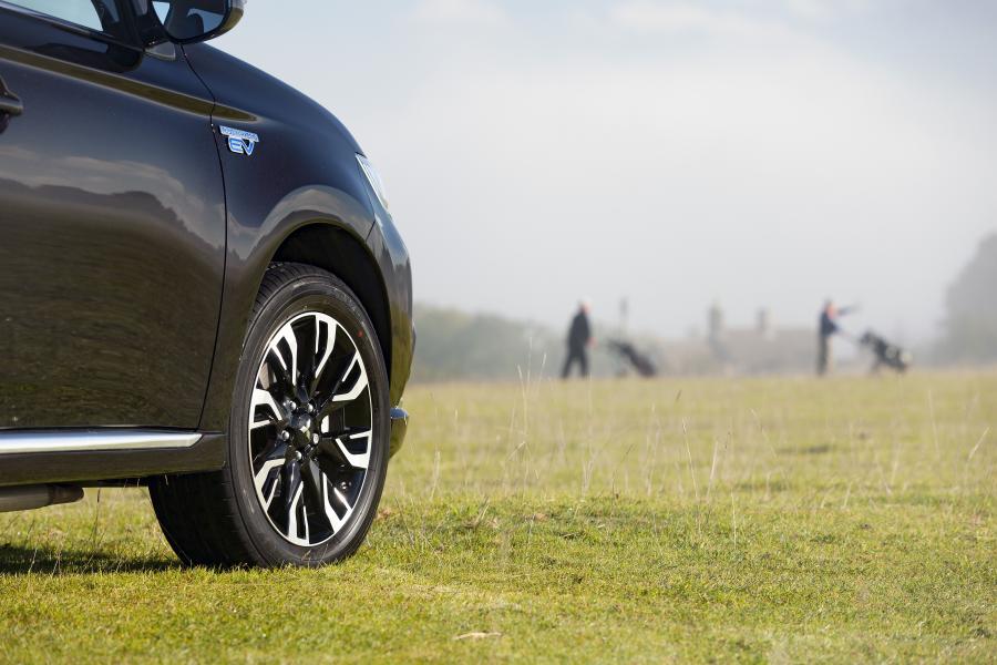Детали экстерьера Mitsubishi Outlander PHEV Juro 2016 года  (UK) (фото 29 из 46)